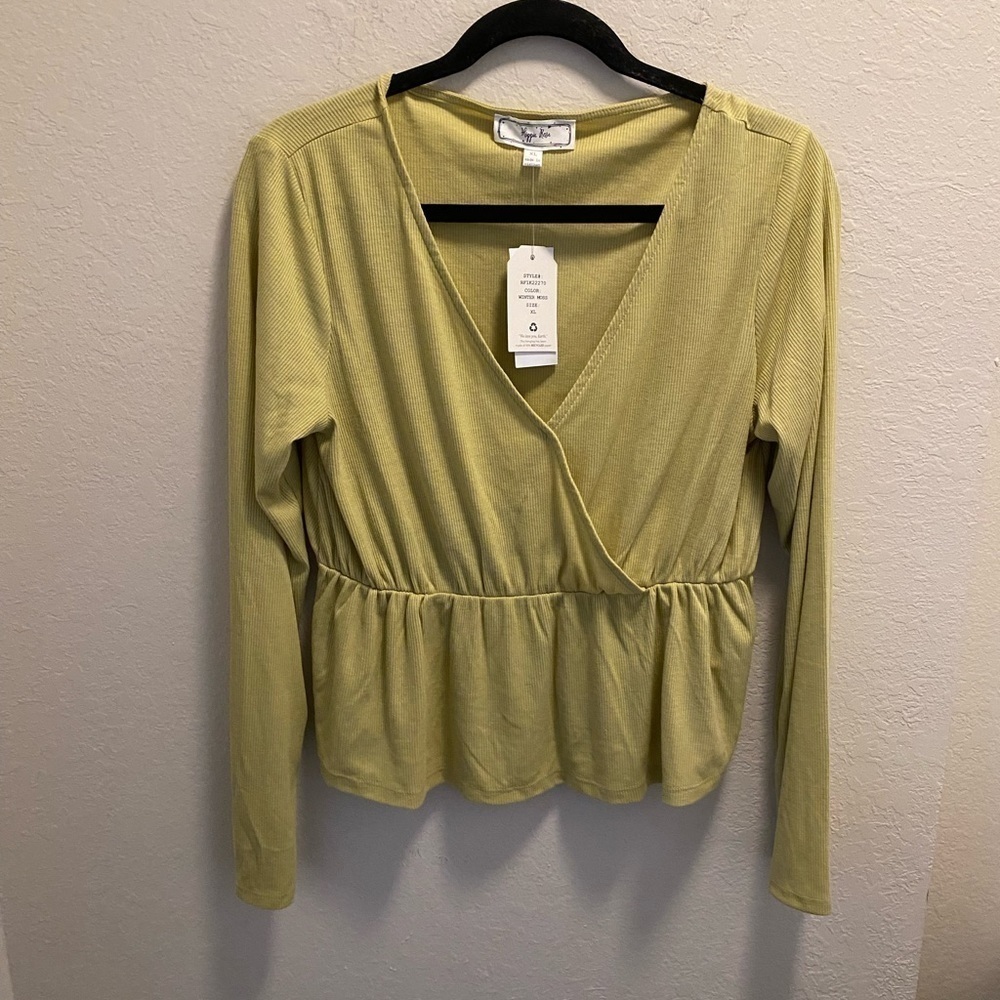 NWT Hippie Rose cross over ruffle bottom top